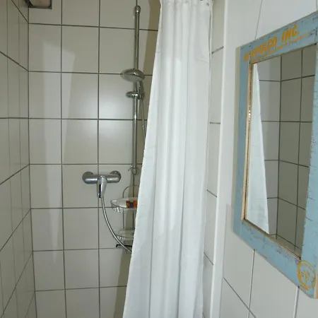 Kate Unter Reet Im Gruenen