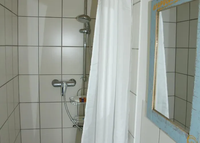 Kate Unter Reet Im Gruenen